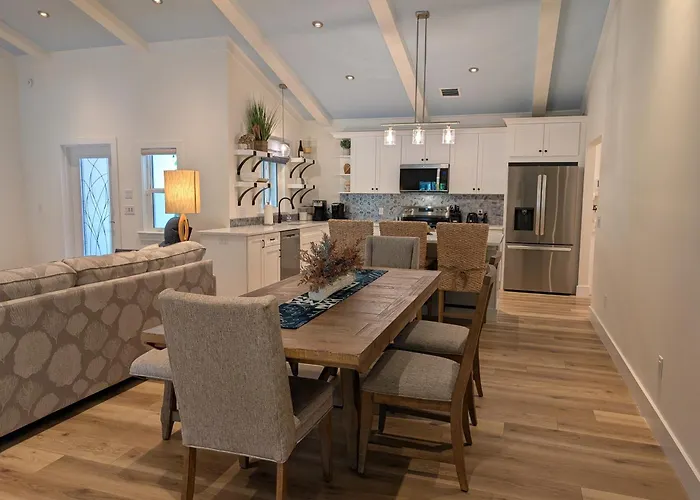 Luxury Beachside Retreat - Heated Pool - Walk To Beach - Seasonal Stays Welcome