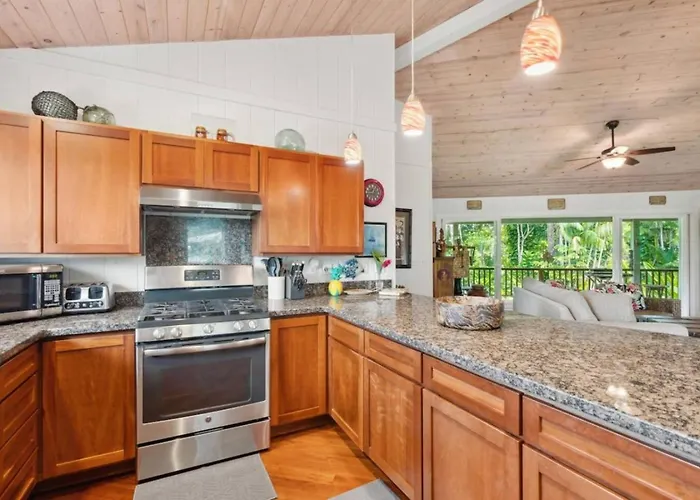 4 Bd Walk To Shops Restaurants And Beach