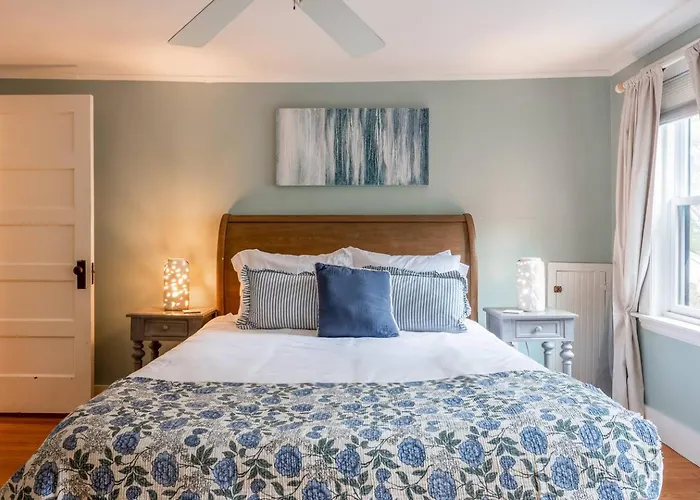3Br Rockport Coastal Retreat | Walk To Beach