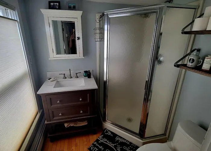 Enjoy The Good Life. Free Parking, Ac In Bedroom.