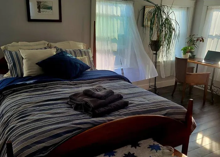 Enjoy The Good Life. Free Parking, Ac In Bedroom.