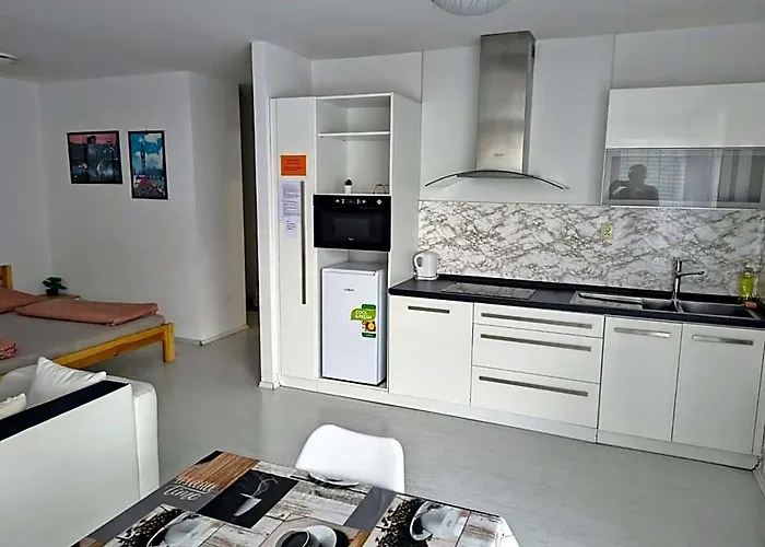 Martin City Stay - Elegant Apartment With Private Parking