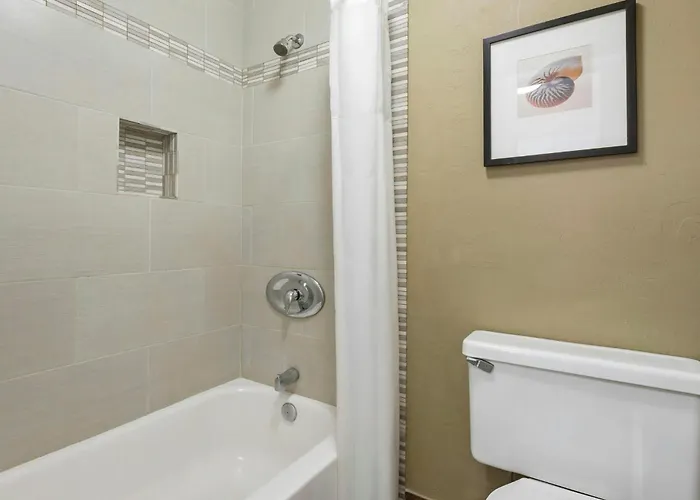 Plantation Hale Suites
