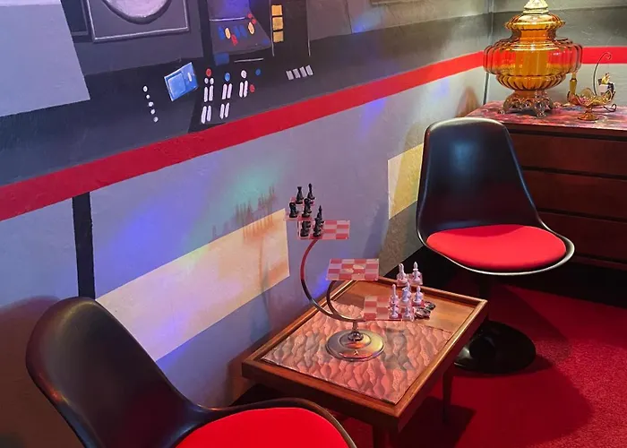 The Star Trek - Uss Enterprise Room At The Itty Bitty Inn