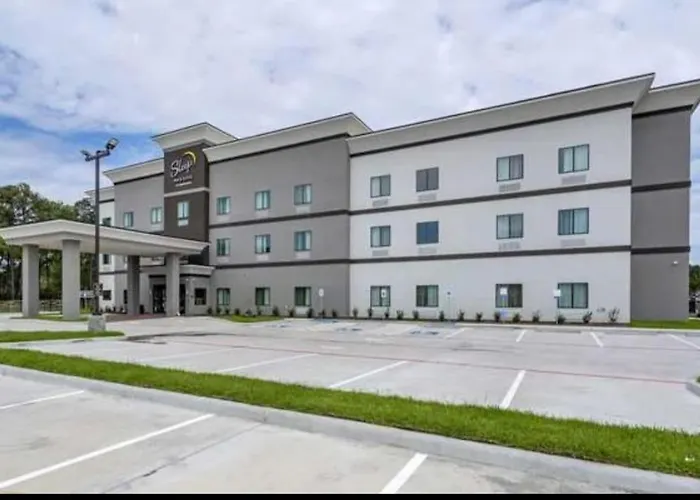 Redwood Inn & Suites Crosby