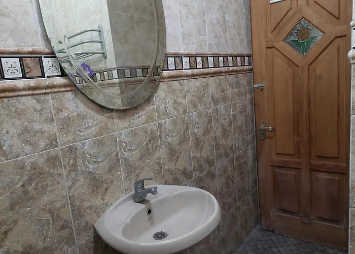 Oyo 95178 Azifa Guest House