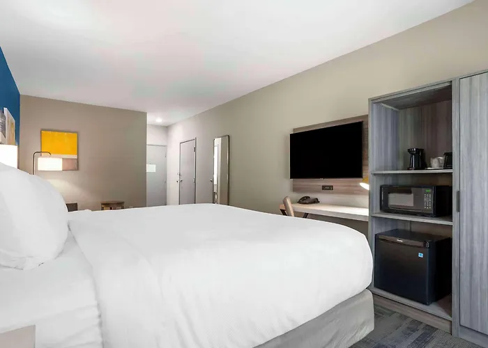 Comfort Inn & Suites Destin Near Henderson Beach