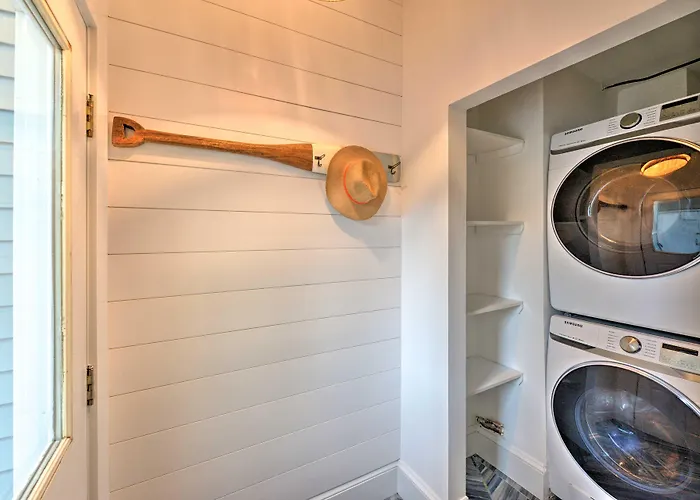 Ocean Grove Apt. W/ Balcony: 1 Block To The Beach!