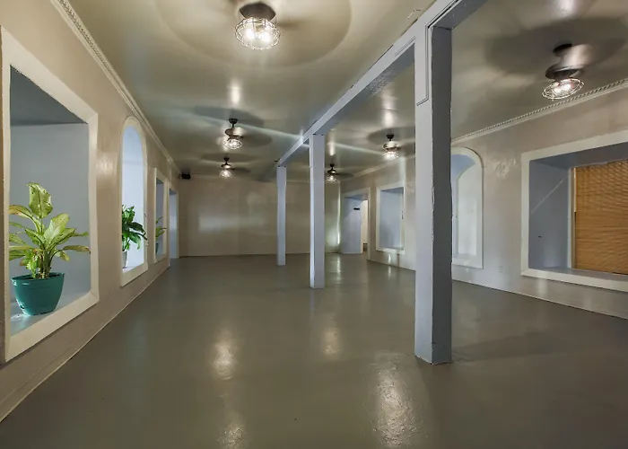 Ruff Resort At Victoria House
