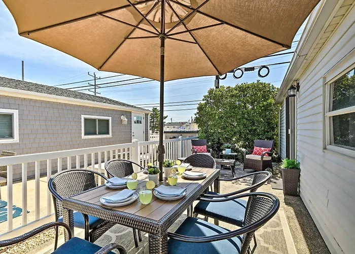 Beachy Lavallette Cottage W/ Outdoor Shower, Patio