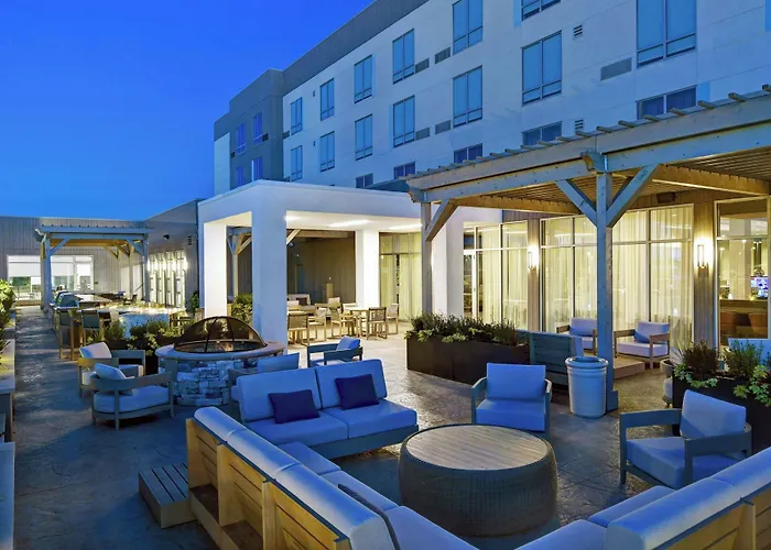Courtyard By Marriott Hamilton