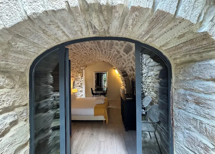 La Maison Des Vendangeurs: Jacuzzi Spa & Seasonal Pool Retreat