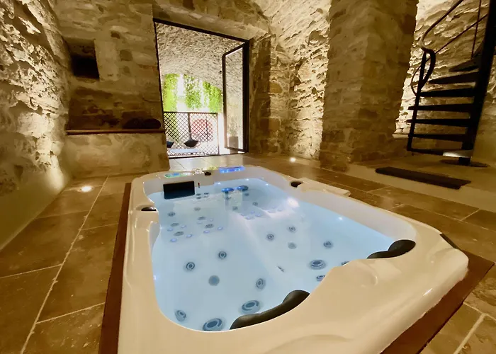 La Maison Des Vendangeurs: Jacuzzi Spa & Seasonal Pool Retreat