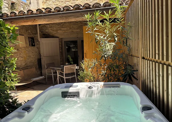La Maison Des Vendangeurs: Jacuzzi Spa & Seasonal Pool Retreat