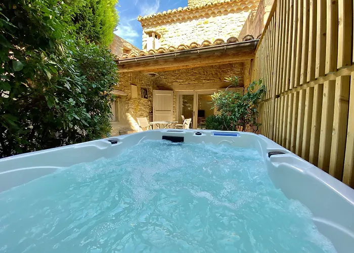 La Maison Des Vendangeurs: Jacuzzi Spa & Seasonal Pool Retreat