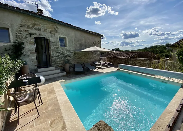 La Maison Des Vendangeurs: Jacuzzi Spa & Seasonal Pool Retreat
