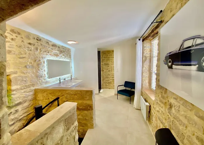 La Maison Des Vendangeurs: Jacuzzi Spa & Seasonal Pool Retreat