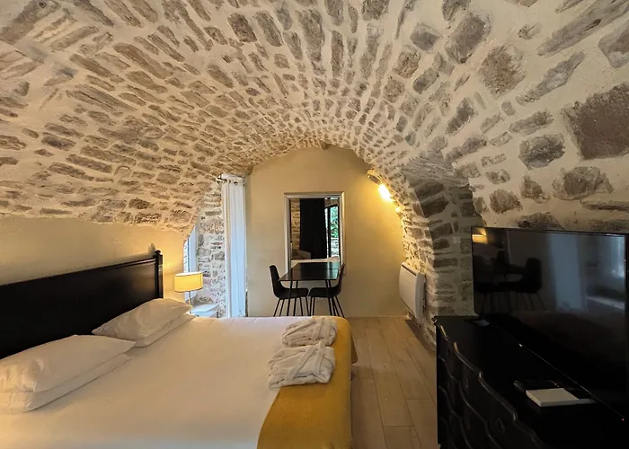 La Maison Des Vendangeurs: Jacuzzi Spa & Seasonal Pool Retreat