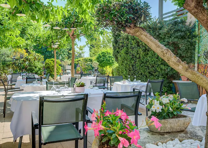 Logis Hotel Le Blason De Provence