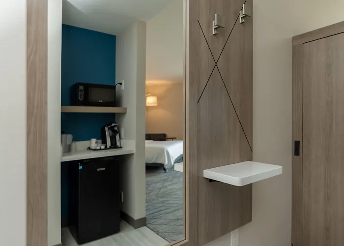 Holiday Inn Express & Suites Charlottesville By Ihg