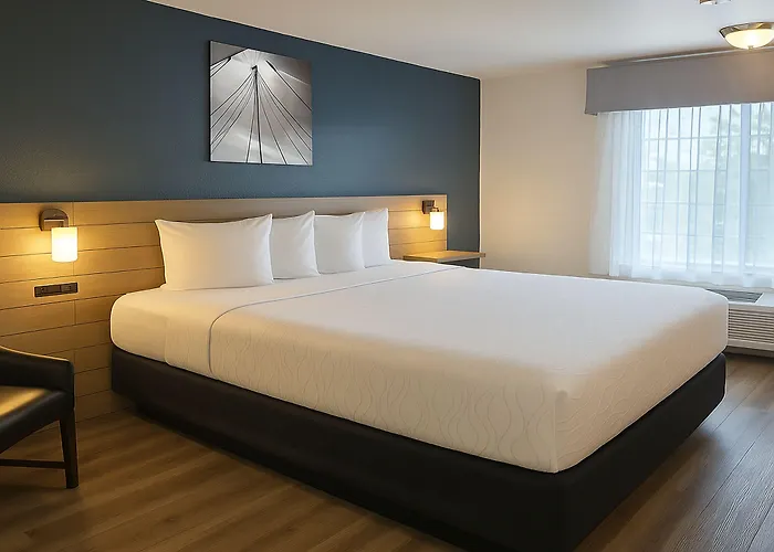 Rancho San Diego Inn & Suites