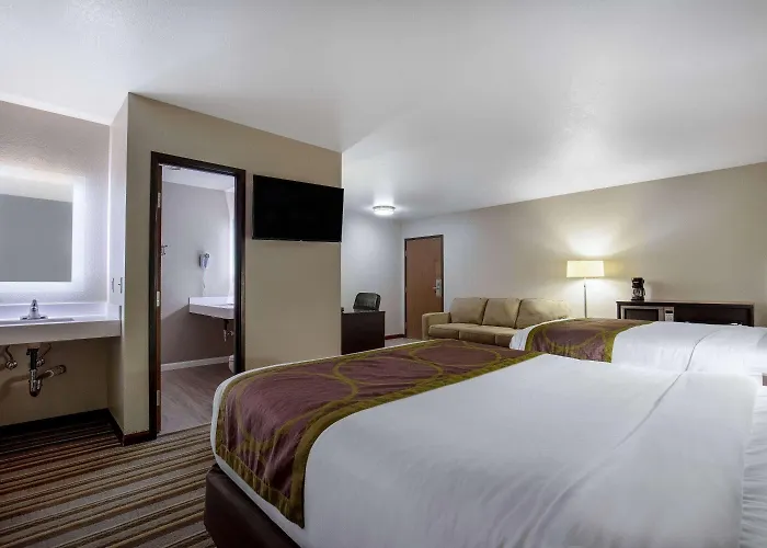 Super 8 By Wyndham St. Regis