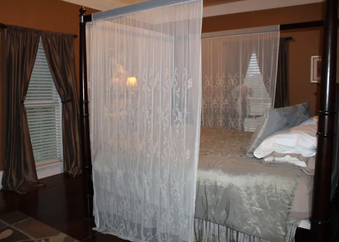 Monroe Manor Inn