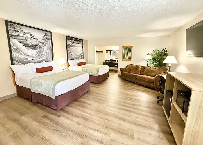 Super 8 By Wyndham Salina/Scenic Hills Area