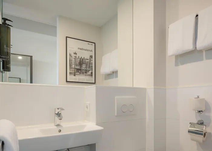 Maxhotel Amsterdam Airport Schiphol - Recently Renovated