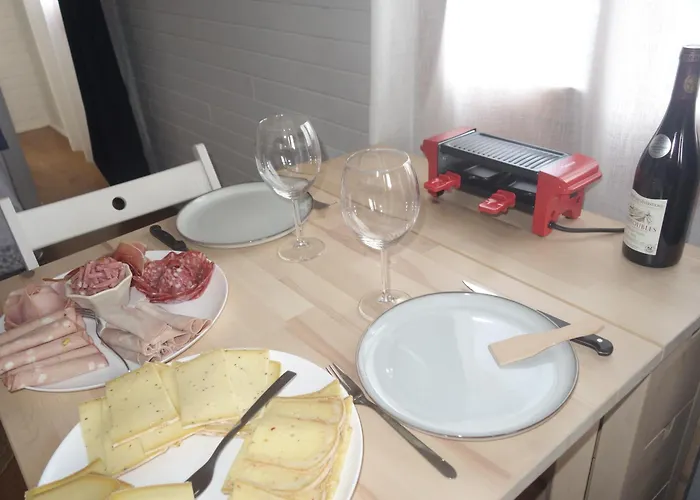 Roulotte Authentique aux Portes du Beaujolais climatisée avec terrasse Privative&Borne de Recharge