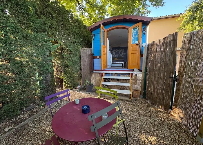 Roulotte Authentique aux Portes du Beaujolais climatisée avec terrasse Privative&Borne de Recharge