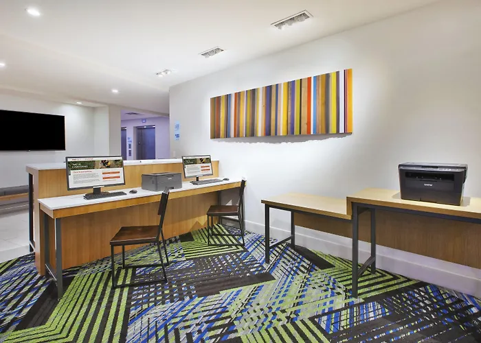 Holiday Inn Express & Suites Grand Rapids Airport North By Ihg