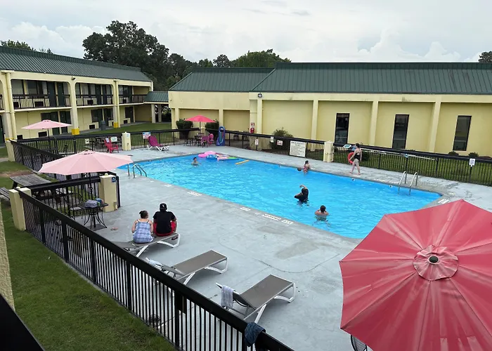 Red Carpet Inn And Suites