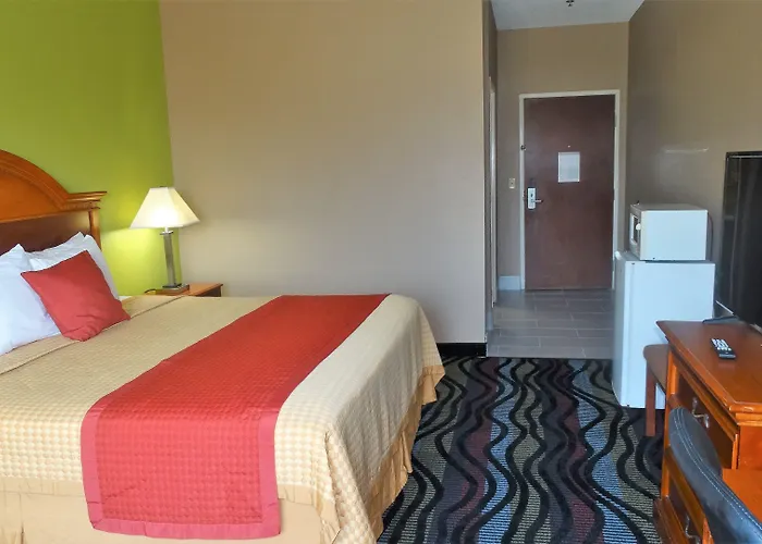 Oak Tree Inn & Suites