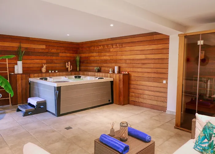 Logis Hotel La Bastide Des Monges