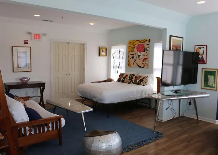 Tavern On The Bay Hotel - Frank Sinatra Suite