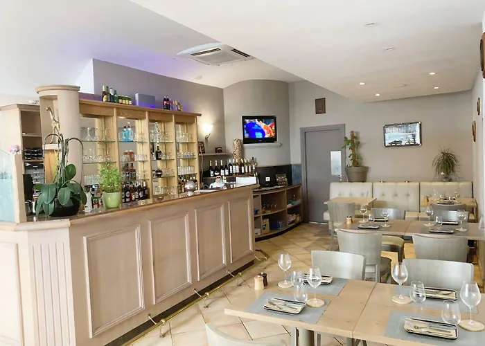 Brit Hotel Confort Le Revest Sainte-Maxime