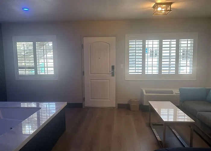 Super 8 By Wyndham Oceanside Downtown