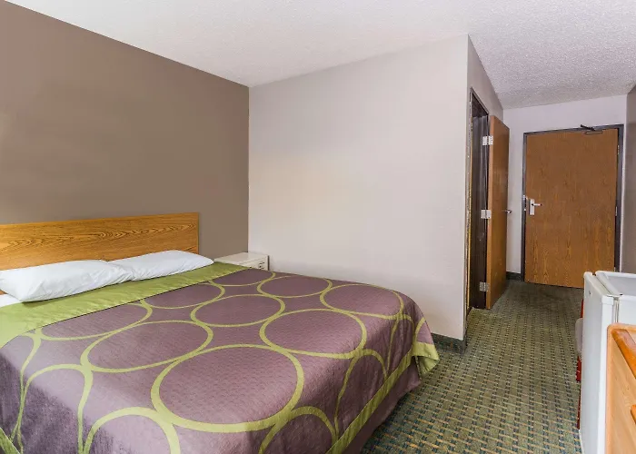 Super 8 By Wyndham St. Charles