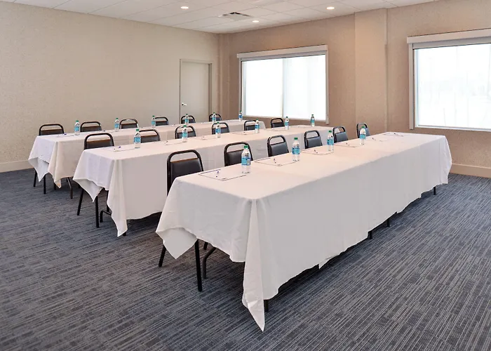 Holiday Inn Express & Suites Farmington Hills - Detroit By Ihg