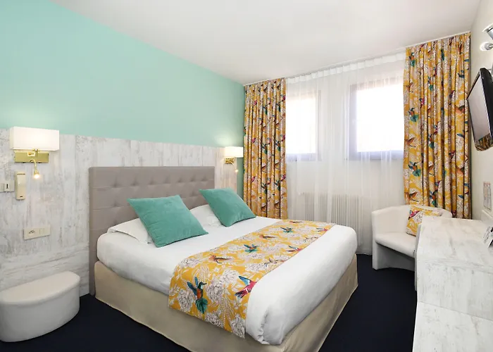 Logis Hotel Du Centre - Halte Ideale En Cyclotourisme Avec Garage A Velos Clos