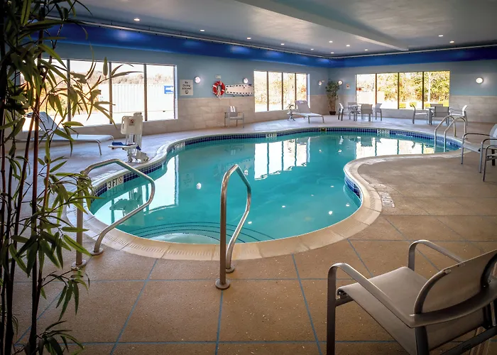 Holiday Inn Express & Suites Fairmont By Ihg