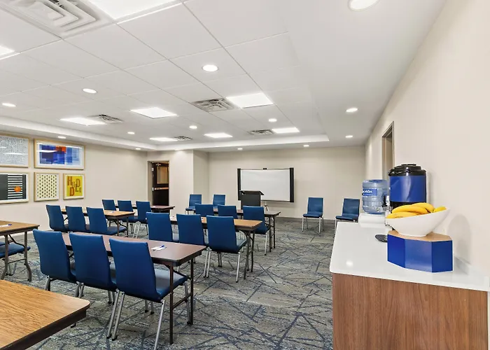 Holiday Inn Express & Suites Fairmont By Ihg
