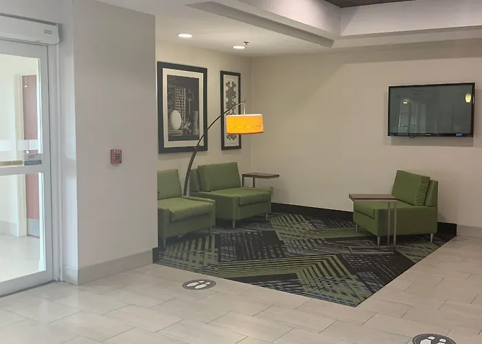 Holiday Inn Express Mccomb By Ihg