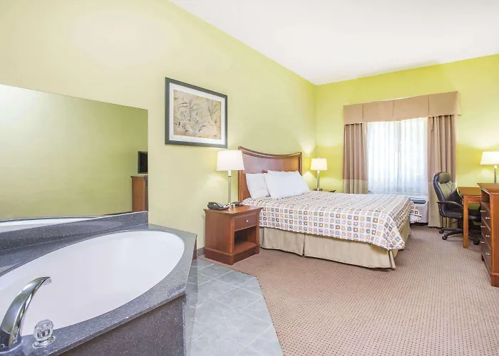 Days Inn & Suites By Wyndham Swainsboro