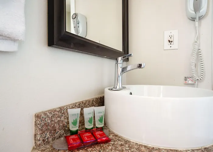 Solaire Inn & Suites
