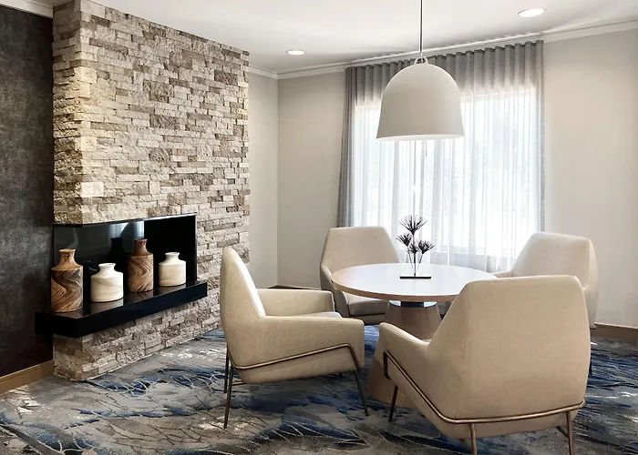 Fairfield Inn & Suites By Marriott Rogers