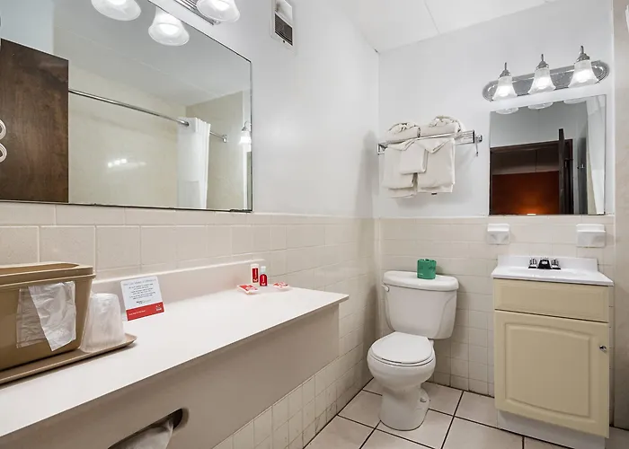 Econo Lodge Inn & Suites Windsor Locks Bradley Airport