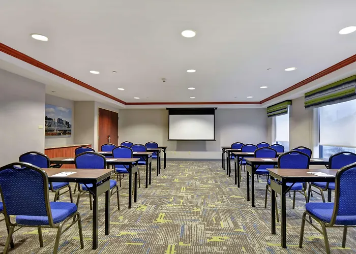 Hampton Inn & Suites Newark-Harrison-Riverwalk