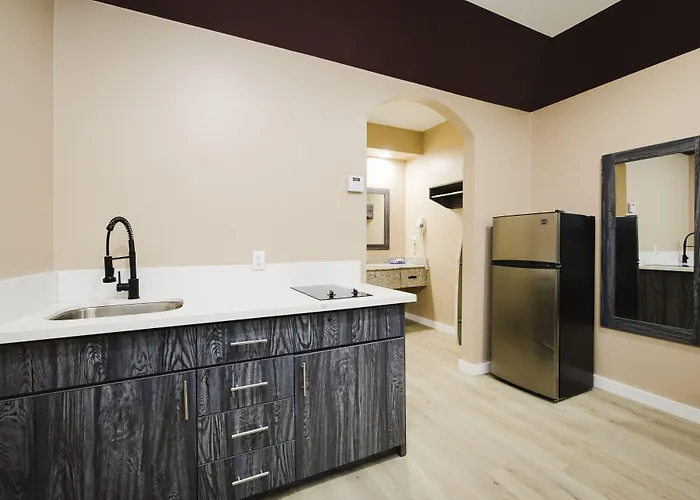 Sapphire Inn & Suites
